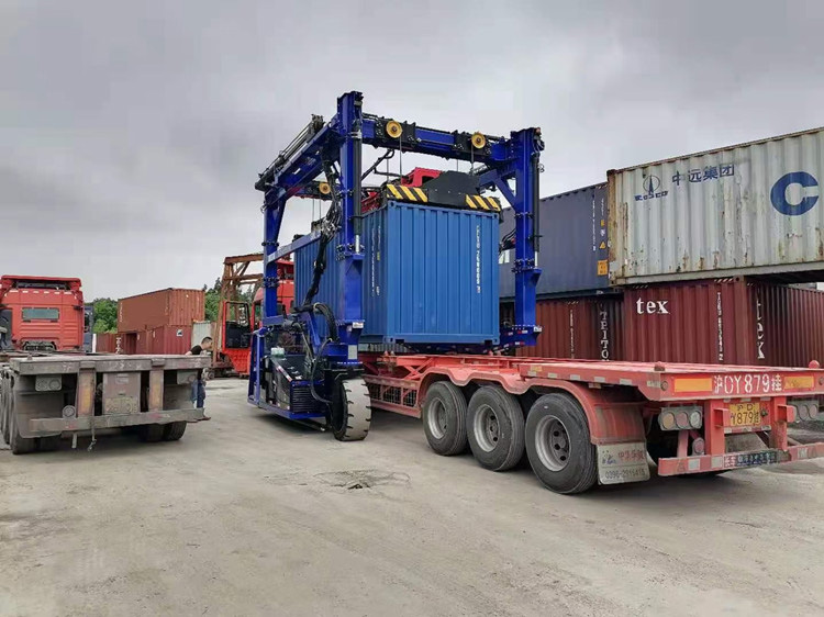 Container-straddle-carrier-12